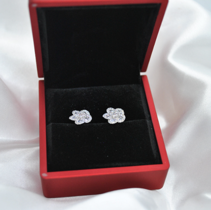 PENDIENTES de DIAMANTES de Oro Blanco de 18 kilates en forma de FLOR, 72 Diamantes de 0.57 kilates, Pendiente 1.98 gr