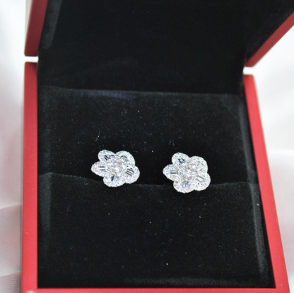 PENDIENTES de DIAMANTES de Oro Blanco de 18 kilates en forma de FLOR, 72 Diamantes de 0.57 kilates, Pendiente 1.98 gr