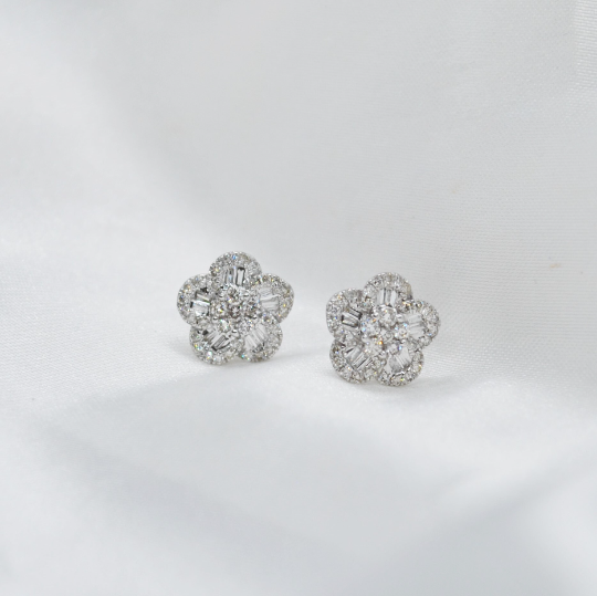 PENDIENTES de DIAMANTES de Oro Blanco de 18 kilates en forma de FLOR, 72 Diamantes de 0.57 kilates, Pendiente 1.98 gr