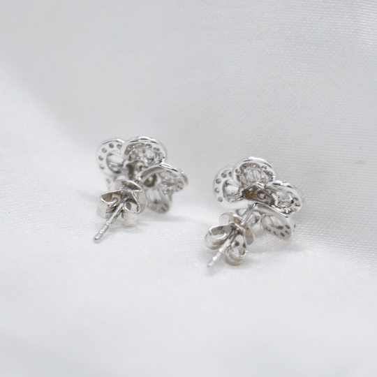 PENDIENTES de DIAMANTES de Oro Blanco de 18 kilates en forma de FLOR, 72 Diamantes de 0.57 kilates, Pendiente 1.98 gr