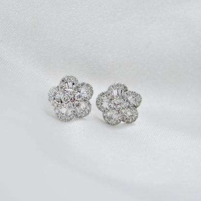 PENDIENTES de DIAMANTES de Oro Blanco de 18 kilates en forma de FLOR, 72 Diamantes de 0.57 kilates, Pendiente 1.98 gr