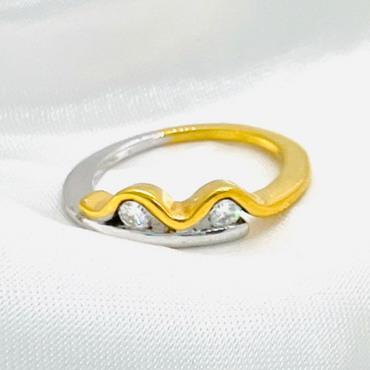 Anillo de Oro Blanco y Amarillo de 18 kilates con Brillantes