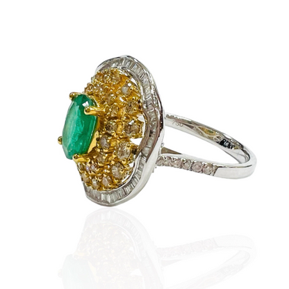 Anillo de Esmeralda y Brillantes montado en Oro blanco y Oro amarillo de 18 kilates