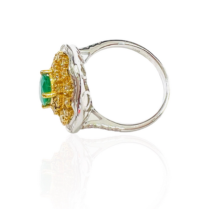 Anillo de Esmeralda y Brillantes montado en Oro blanco y Oro amarillo de 18 kilates