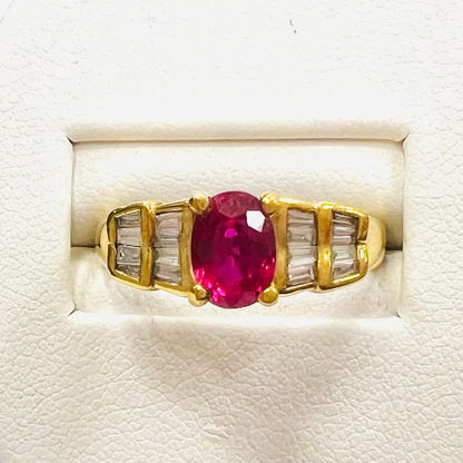 Anillo de Oro de 18 kilates Amarillo con un Rubí central Oval y brillantes a los lados