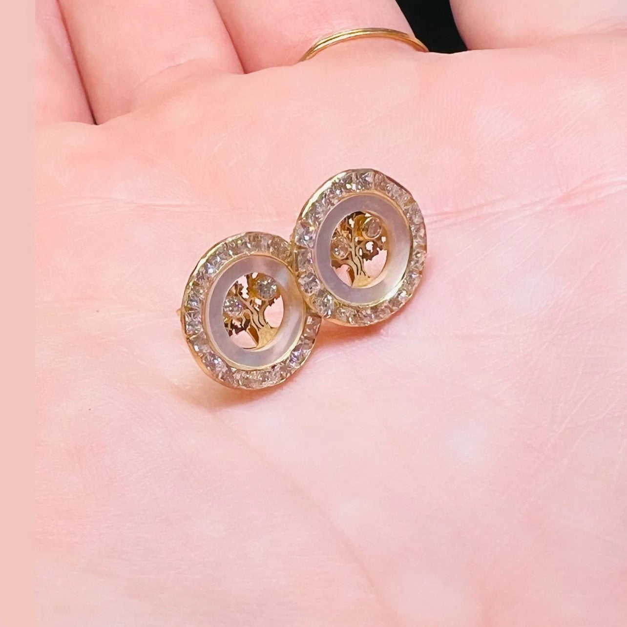 PENDIENTES Círculo Circonitas, ORO 18K y Madre perla. Árbol de la Vida