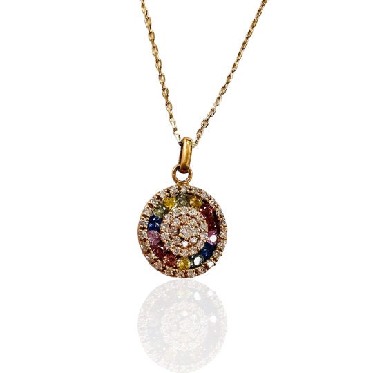 Cadena y colgante de oro amarillo de 18 kilates con diamantes de 0.26 quilates en total y zafiros multicolor Cachemira. 