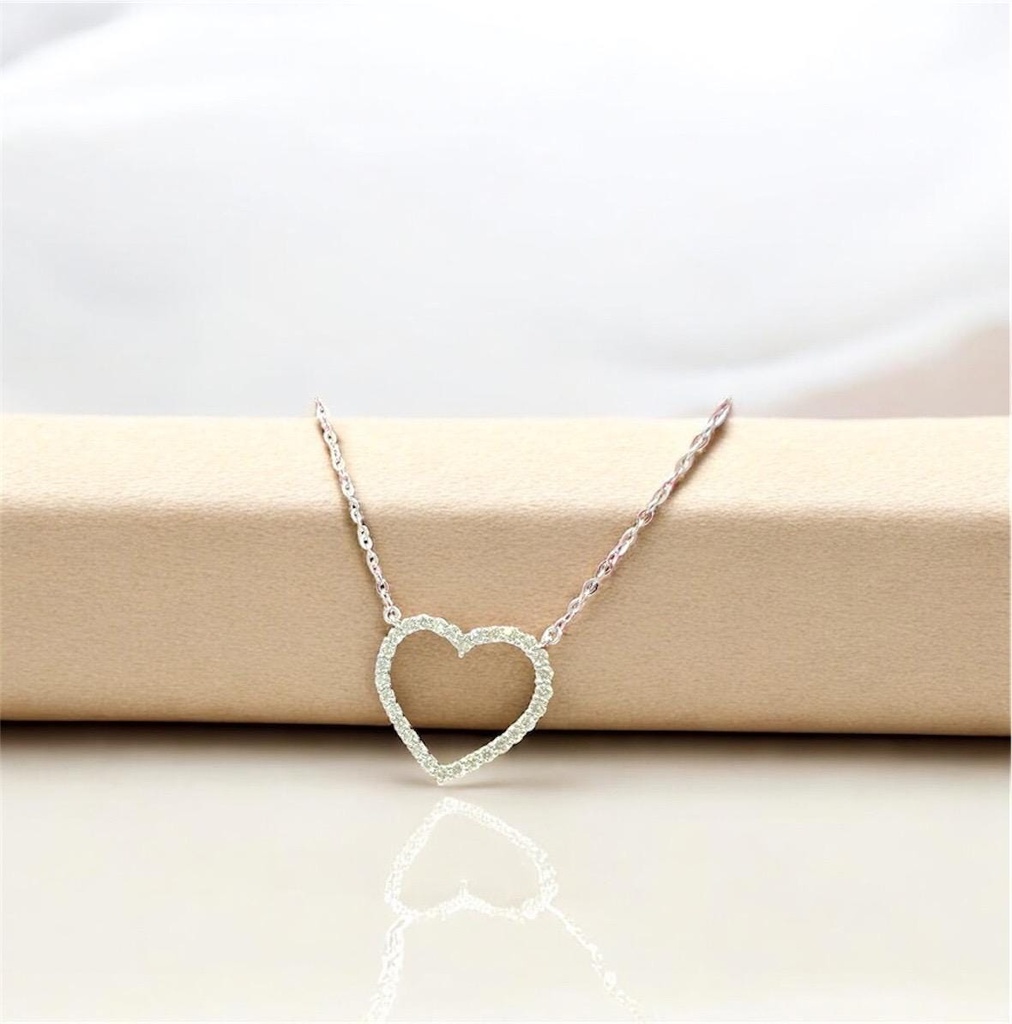 COLLAR de Oro Blanco de 18 Kilates con un Corazón con Brillantes