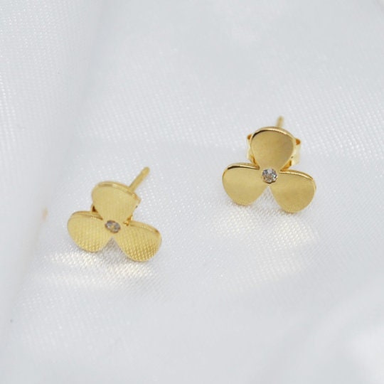 PENDIENTE en forma de TRÉBOL en Oro Amarillo de 18 kilates y Circonita, Pendientes de la Suerte en Oro de 18 kilates, Circonita, Peso 0.6 g