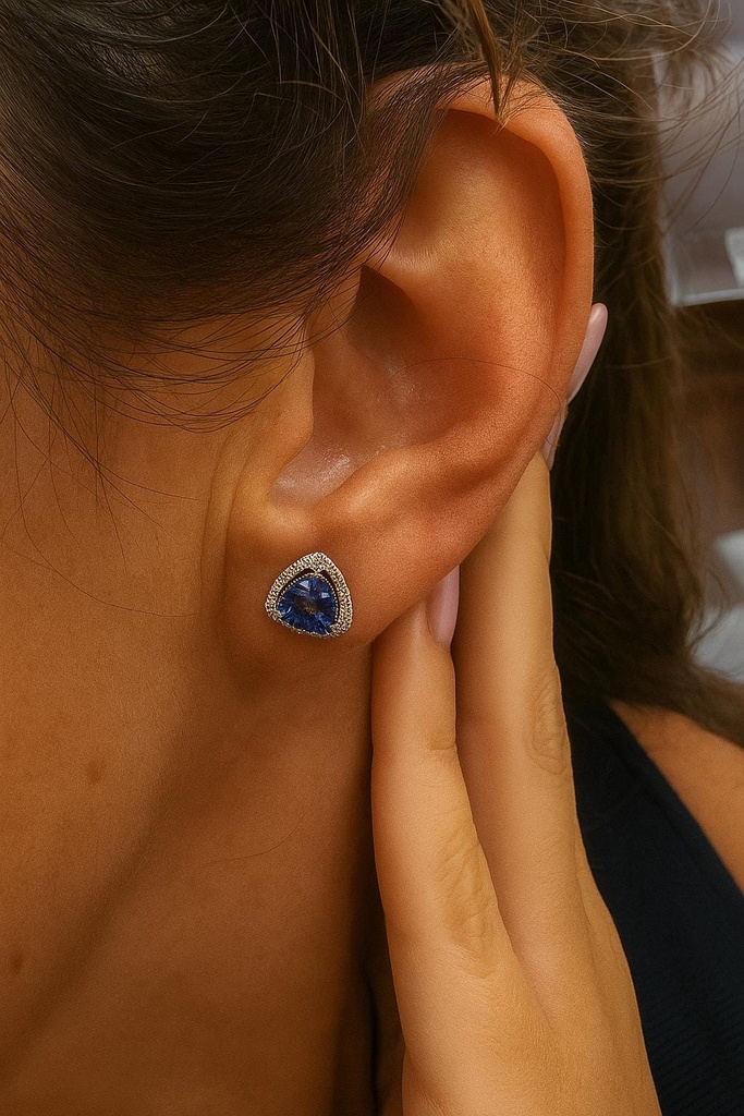 PENDIENTES de DIAMANTES y TANZANITA de Oro Blanco de 18 kilates, Diamantes y 2 Tanzanitas, Pendiente 1.6 gramos