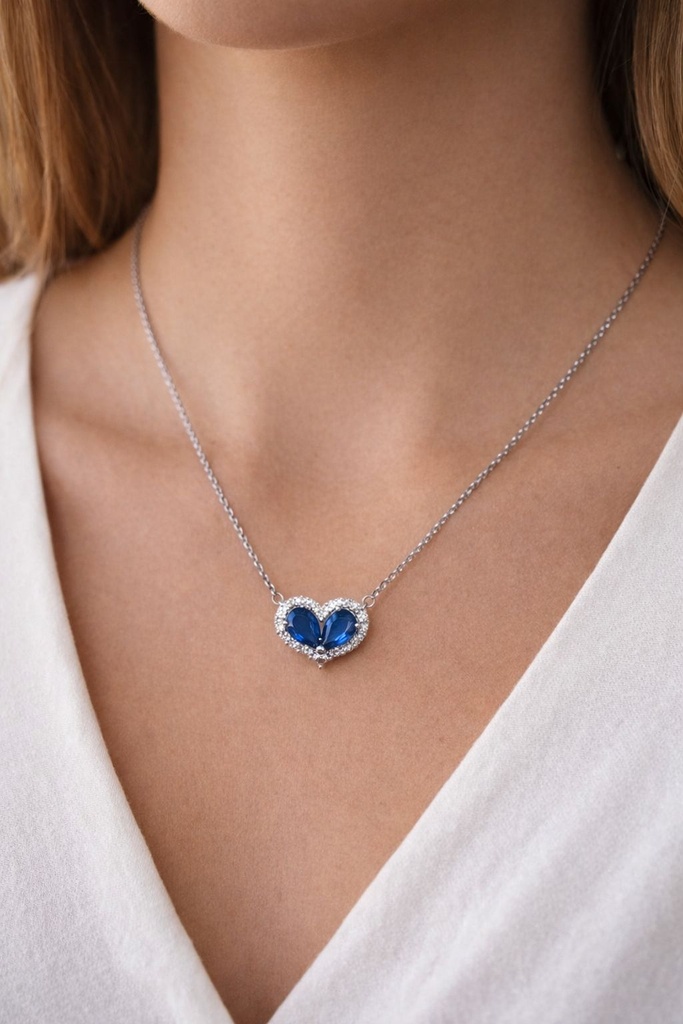 COLLAR de Oro Blanco de 18 Kilates con un Corazón de Zafiros y brillantes alrededor
