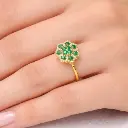 ANILLO FLOR ORO Amarillo de 18 Kilates con Brillantes y Esmeraldas 