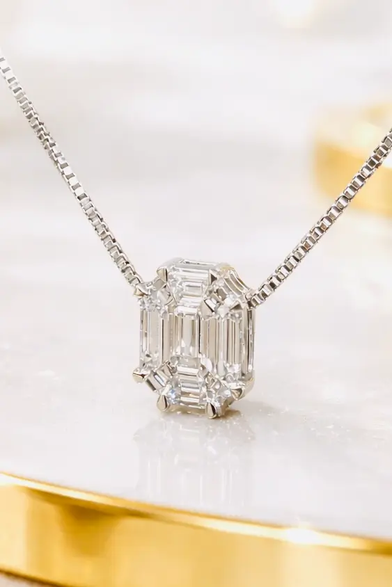 COLGANTE Combinación de 9 BRILLANTES talla Esmeralda en Oro Blanco de 18 Kilates