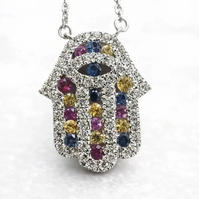 COLLAR Mano con Brillantes, Rubíes y  Zafiros de colores en Oro Blanco de 18 kilates