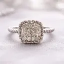 ANILLO forma Cuadrada con DIAMANTES y Oro Blanco 18 k