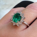 ANILLO ORO Blanco de 18 Kilates Rosetón de Esmeralda y Brillantes