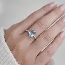 Precioso ANILLO de Aguamarina Oval y Brillantes en Oro Blanco de 18 k