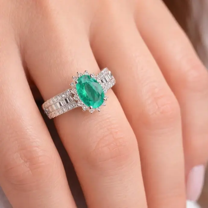 ANILLO ORO Blanco de 18 Kilates con Brillante y Esmeralda