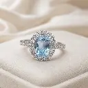 Precioso ANILLO de Aguamarina Oval y Brillantes en Oro Blanco de 18 k