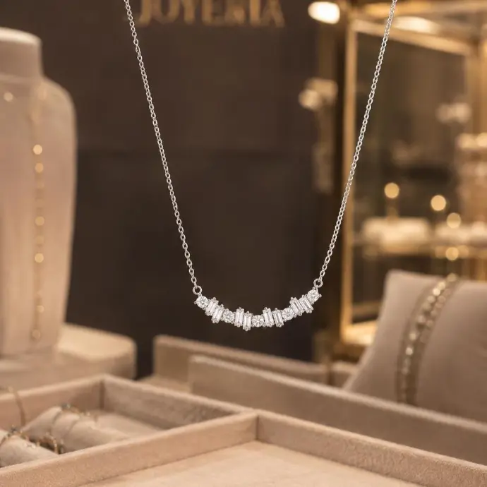 Collar de Oro Blanco de 18 Kilates con 13 Brillantes 