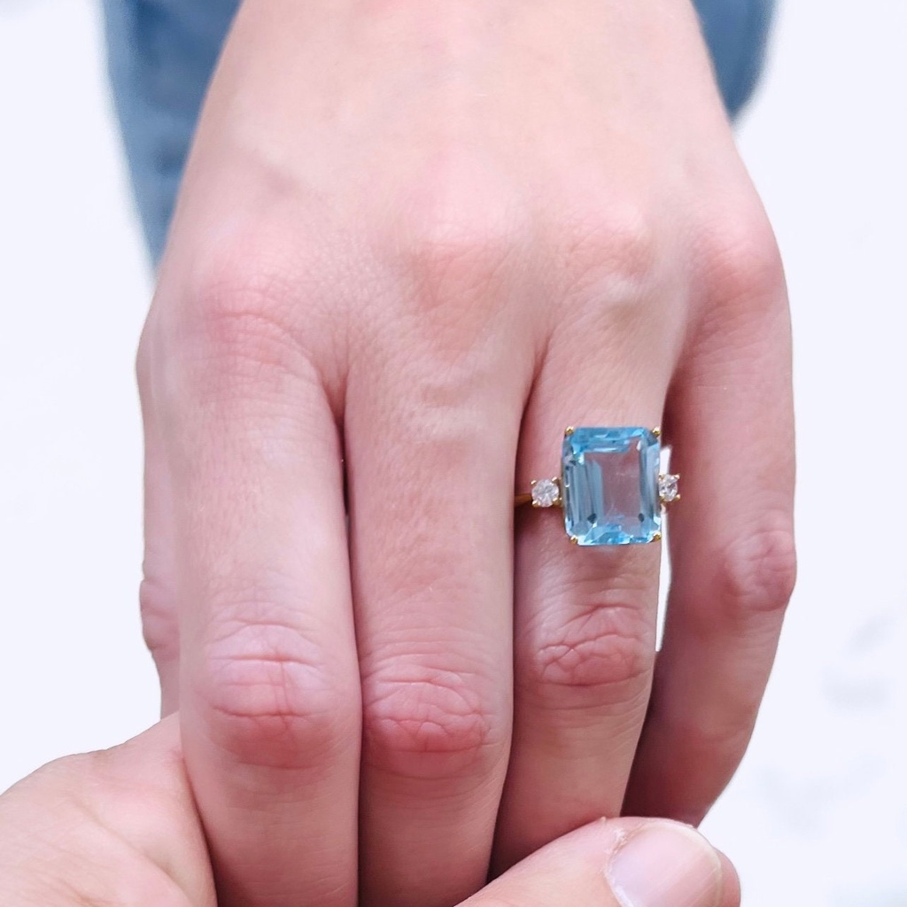 Anillo de oro amarillo de 18 k, TOPACIO central Octogonal y Brillantes a los lados.