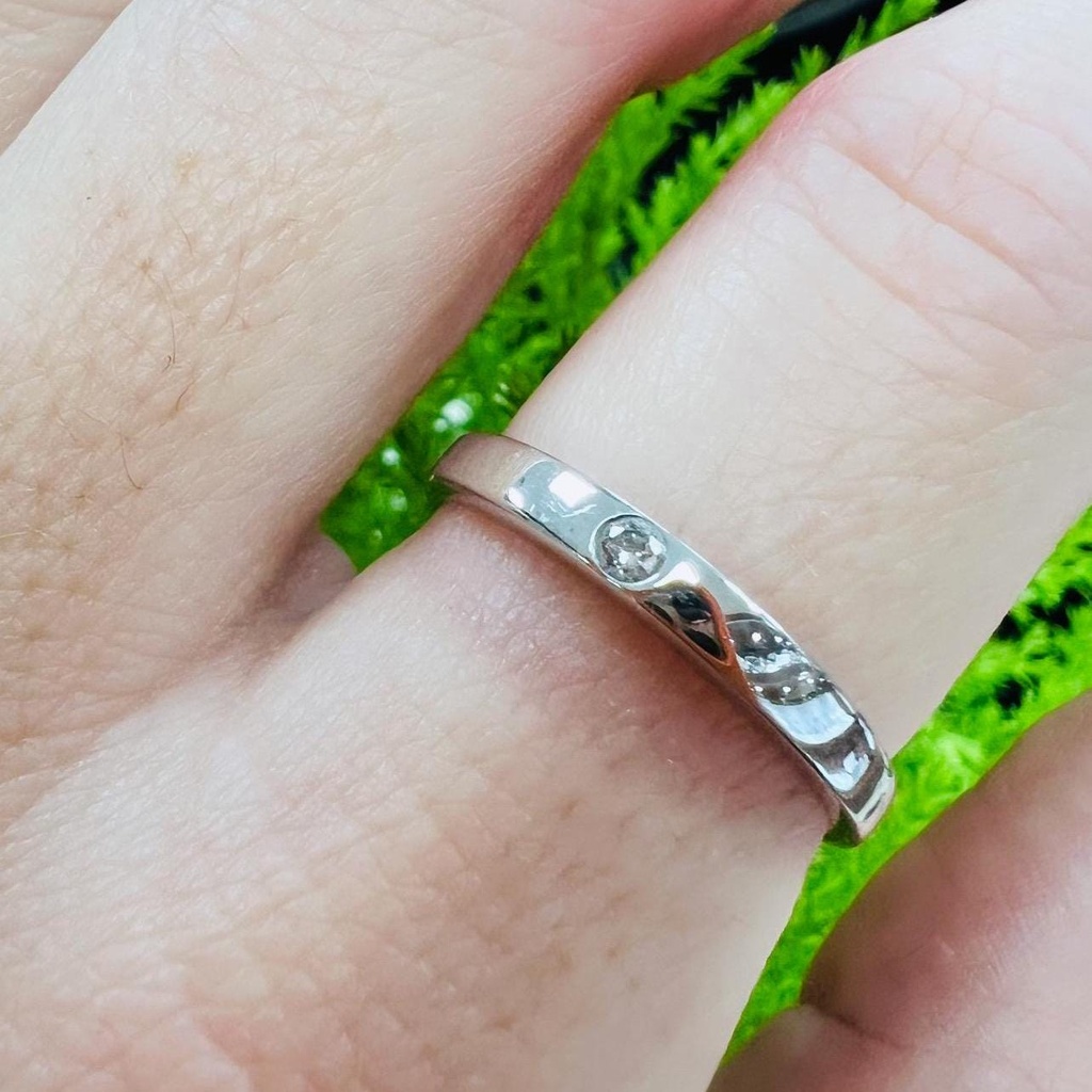 ALIANZA  en Oro Blanco de 18 kilates con un Brillante central de 0.20 ct