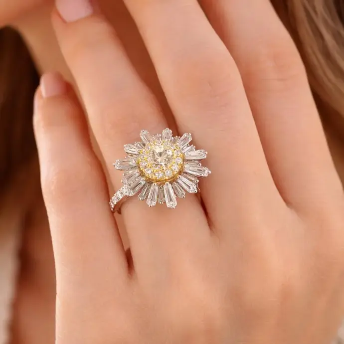 ANILLO Flor de Brillantes en Oro Amarillo y Blanco de 18 kilates