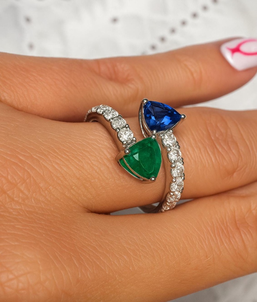 ANILLO ORO Blanco de 18 Kilates con Brillantes, Esmeralda y Zafiro