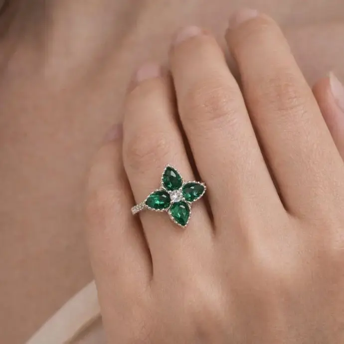 ANILLO ORO Blanco de 18 Kilates con Brillantes y Esmeraldas