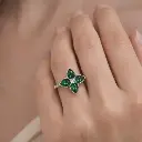 ANILLO ORO Blanco de 18 Kilates con Brillantes y Esmeraldas