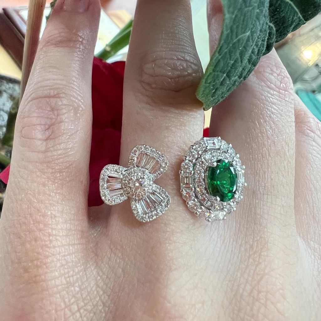 ANILLO ORO Blanco de 18 Kilates conTrébol Brillantes, Rosetón de Esmeralda y Brillantes