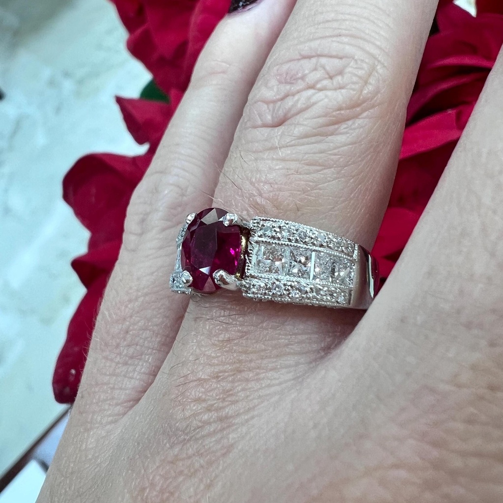 ANILLO de RUBÍ Sangre de Pichón 2 ct y BRILLANTES de Oro blanco de 18 kilates