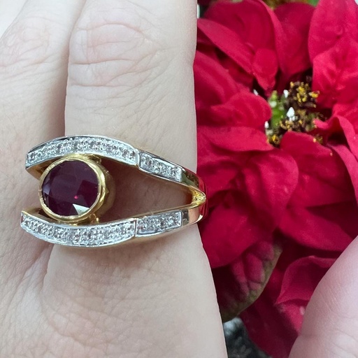 [P1053] ANILLO RUBÍ y Brillantes en Oro Amarillo y Blanco 18k