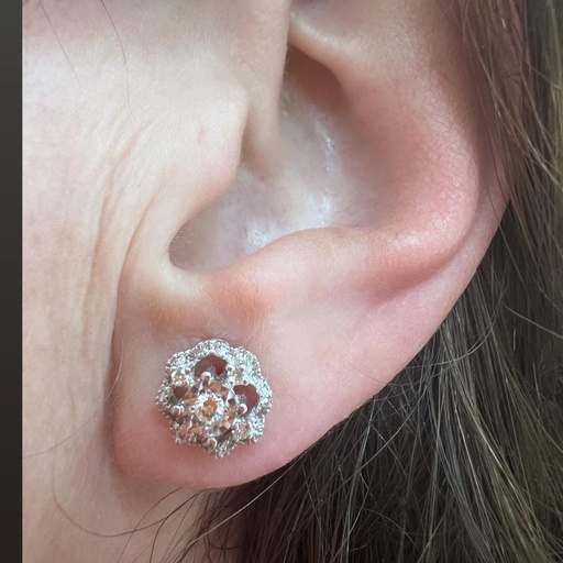 [P 1024] PENDIENTES de BRILLANTES de Oro Blanco de 18 kilates en forma de FLOR