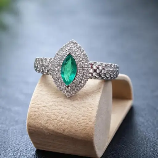 ANILLO ORO Blanco de 18 Kilates con Brillantes y Esmeralda lanzadera