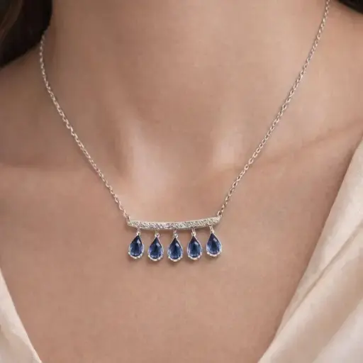 [Col 12] COLLAR de Oro Blanco de 18 Kilates con 5 Zafiros y 45 brillantes