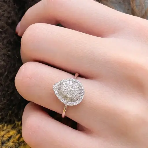 [An 220] ANILLO DIAMANTES en forma de Gota Oro Blanco 18k