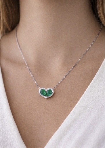 [Col 12] COLLAR de Oro Blanco de 18 Kilates con un Corazón de dos Esmeraldas y brillantes alrededor