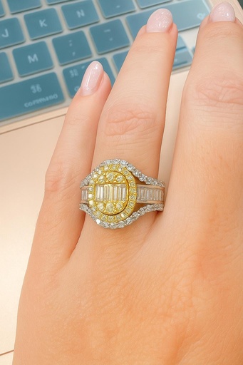 [P 1129] ANILLO en Forma de Sello de Brillantes en Oro Amarillo y Blanco de 18 kilates