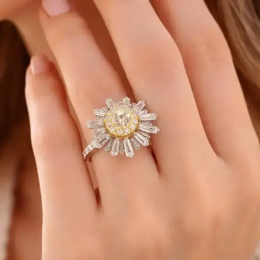 [P 1068] ANILLO Flor de Brillantes en Oro Amarillo y Blanco de 18 kilates