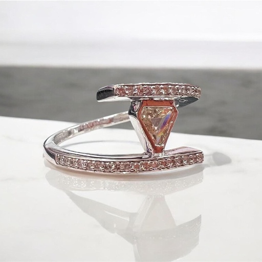 [P 1151] ANILLO  de Triángulo de Brillante y brillantes redondos alrededor, Anillo de Oro Blanco de 18 kilates