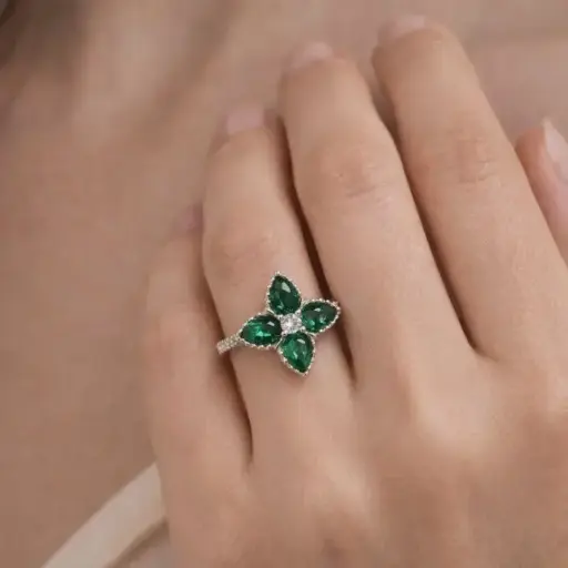 [An 219] ANILLO ORO Blanco de 18 Kilates con Brillantes y Esmeraldas