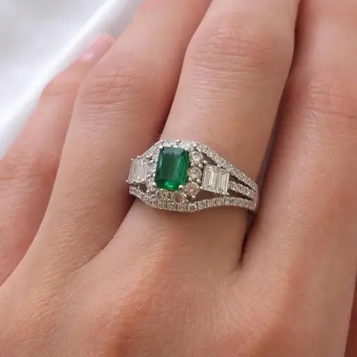 [P 1013] ANILLO de ESMERALDA Rectangular Colombiana y BRILLANTES en Oro Blanco 18 k