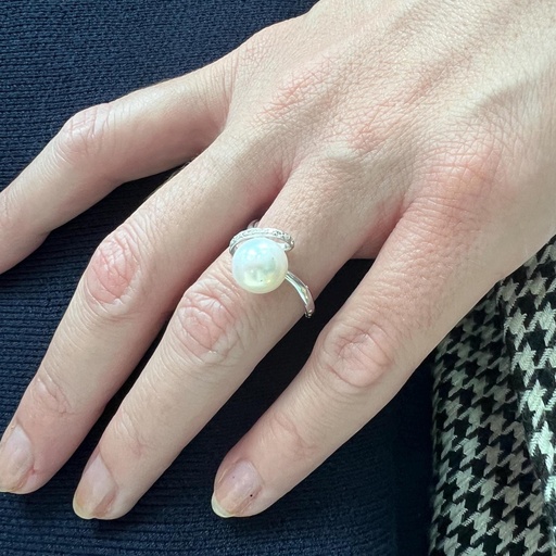 [P1094] PRECIOSO ANILLO de PERLA Cultivada Japonesa y Brillantes, Anillo de Oro Blanco de 18 Kilates, Perla y Diamantes
